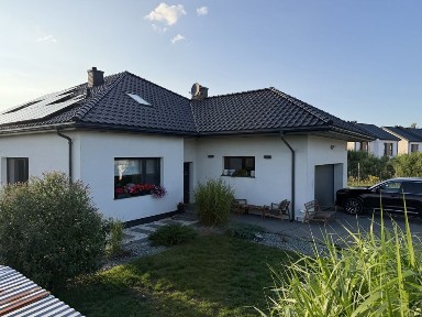 Nowoczesny dom 250 m² w Kozłowie Biskupim | Gotowy do zamieszkania | Pompa ciepła + PV 10 kW