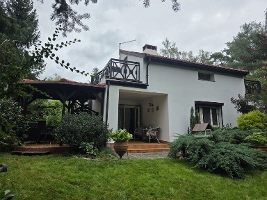 Dom nad brzegiem jeziora