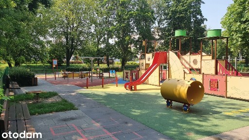3 autonomiczne pokoje, niski budynek, dobra komunikacja (metro)