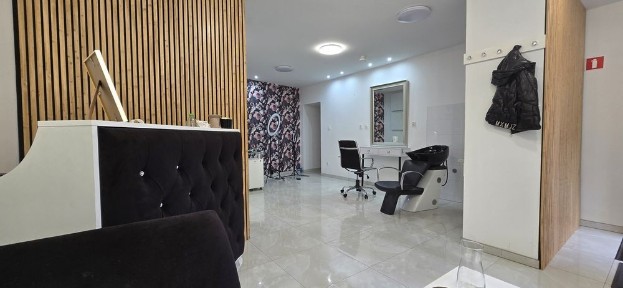 Do wynajęcia Stanowisko fryzjerskie manicure Wyposażone