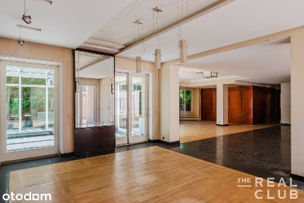 Dom 449 m² na Młocinach w otoczeniu drzew
