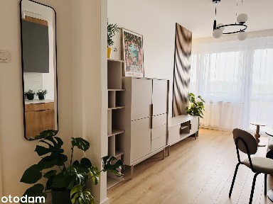 Funkcjonalna kawalerka z wydzieloną sypialnią i dużą loggią - Bemowo