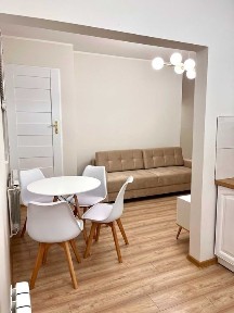 Bezczynszowe mieszkanie po remoncie w domu jednorodzinny/Parking/Ogród
