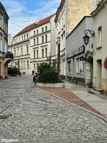 Industrialny lokal przy głównej ulicy z parkingiem
