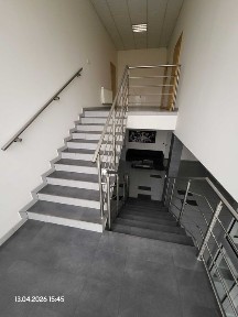 Powierzchnia biurowa na strefie gospodarczej z parkingiem, placem. Dostęny magazyn z obsługą, zaplecze socjalne.