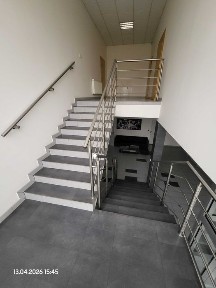 Powierzchnia biurowa na strefie gospodarczej z parkingiem, placem. Dostęny magazyn z obsługą, zaplecze socjalne.