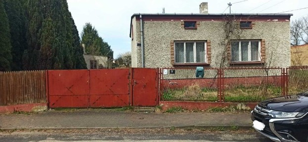 Działkę z przytulnym domem naprzeciwko parku - oaza spokoju dla Twojej rodziny!