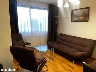 apartament dwupokojowy z aneksem kuchennym i łaź.