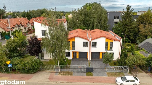 Nowoczesny dom bliźniak z garażem w Pruszkowie na pograniczu Piastowa.