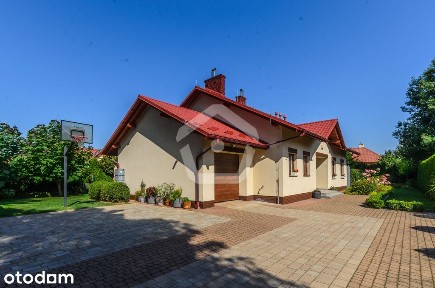 Dom parterowy z garażem, wiatą i ogrodem | Trzebow