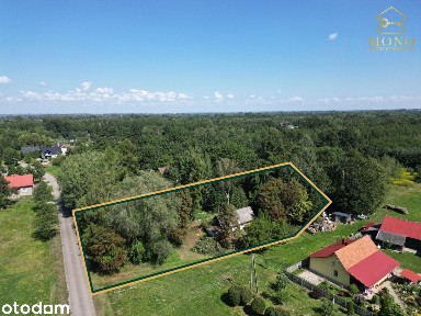 Dom, który ma swoją historię i duszę w spokojnym zielonym zakątku