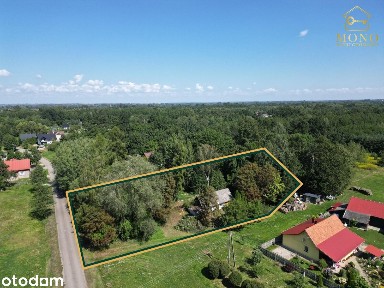 Dom, który ma swoją historię i duszę w spokojnym zielonym zakątku.