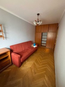 OKAZJA pokoje dla STUDENTÓW na pierwszym piętrze w niskim bloku, IDEALNA LOKALIZACJA - połączenie z całym Poznaniem.