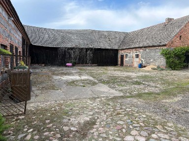 Walerianów - dom z zabudowaniami gospodarczymi