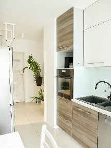 4‑pokojowe mieszkanie 76 m² na wysokim parterze, z pełnym wyposażeniem