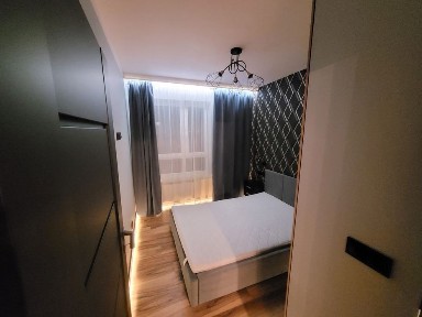 Sprzedam mieszkanie (51m2): dwie sypialnie, salon z aneksem kuchennym, garderoba, balkon, potrójne miejsce postojowe w garażu.