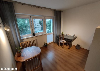 2 pokoje na Bielanach | Balkon | Zieleń za oknem