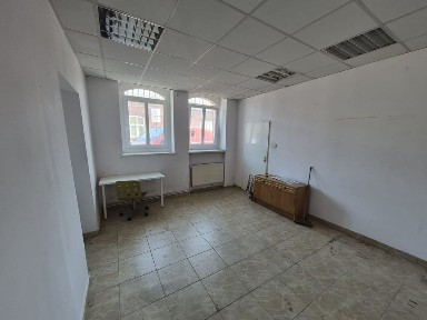 Lokal 22 M2 z parkingiem