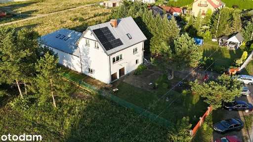 Dom z dwoma mieszkaniami, z garażami i halą - magazynem