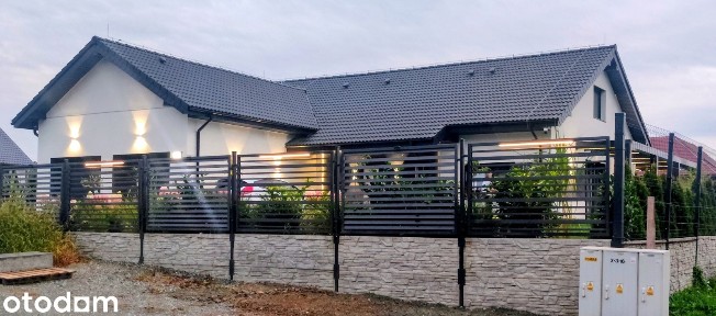 Nowy dom z garażem,pięknym ogrodem i budynkiem gospodarczym z 2025 r.