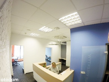 Pokój biurowy umeblowany z obsługą recepcji w biurze HUB Kolektyw