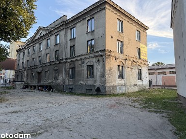 Budynek w centrum z parkingiem