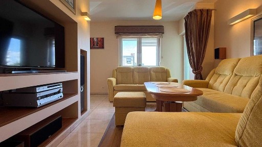 Zadbane mieszkanie 2 pokojowe z balkonem, kinem domowym oraz zamykanym garażem