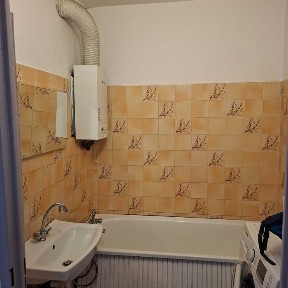 Sprzedam mieszkanie do remontu 66,9 m na 1 piętrze w niskiej zabudowie.