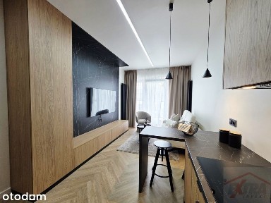 Apartament z balkonem z widokiem na rzekę.