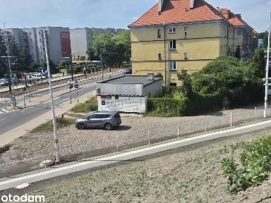 Lokal Stroszek przy ruchliwej DK79 i przystanku PKP