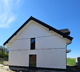 Dom w zabudowie bliźniaczej, pow uzytkowa 87m2, pow działki 240m2 wewnątrz stan surowy.