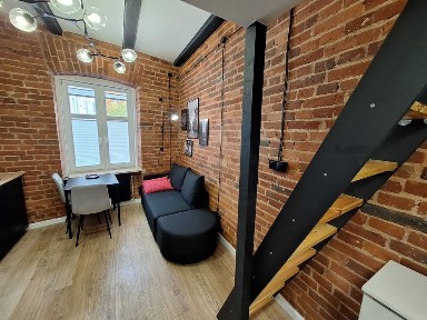 Industrialna kawalerka z sypialnią na antresoli, ok. Galerii Łódzkiej, Filmówki, Parku Źródliska, ul. Kilińskiego 166.