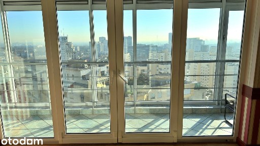 Apartament dla koneserów z panoramicznym widokiem na Warszawę.