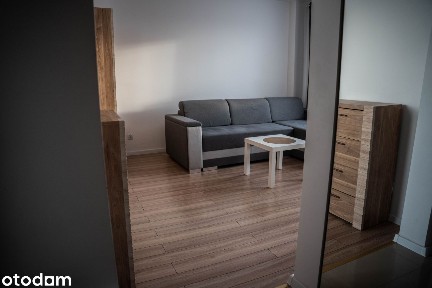 Kawalerka z osobną ustawną kuchnią i balkonem gotowa do zamieszkania
