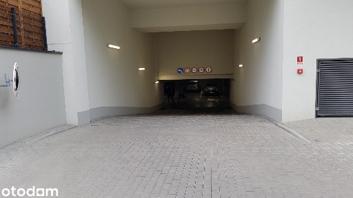 Podwójne miejsce parkingowe (dwa piloty) w hali garażowej ul. Saperska