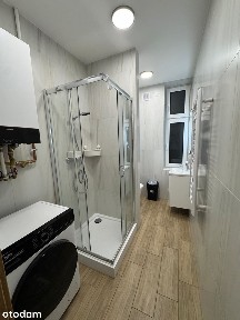Kawalerka na parterze w kamienicy z piwnicą.