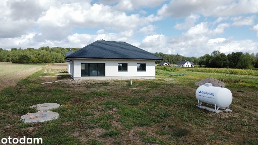 Nowoczesny dom parterowy z dużą działką i garażem