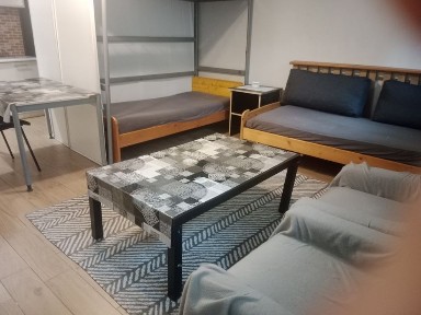 Wolna tania kawalerka z oknami na poziomie ogrodu w nowym domu na Winiarach