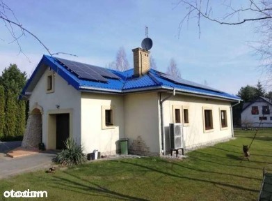 Parterowy dom z 2 garażami + fotowoltaika, 138 m2, działka 1750 m2