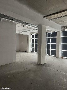 Widoczny lokal usługowy z witryną przy ul. Piątkowskiej