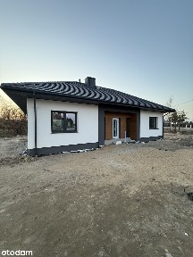 Dom wolnostojący w cichej okolicy blisko stacji PKP.