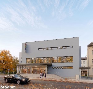 TRZEBNICA | 884 m² | PARTER + PIĘTRA | BIURA • USŁUGI • GABINETY