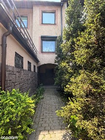 Przestronny dom z ogrodem, garażem w spokojnej i cichej dzielnicy.