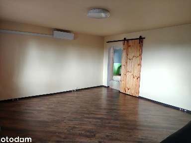 3-pokojowe mieszkanie z klimatyzacją i balkonem.