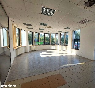 Przestronny lokal przy metrze