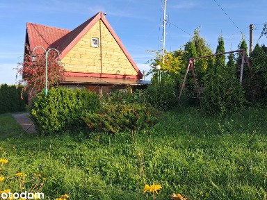 Przytulny domek na wsi: kominek i pompa ciepła, w spokojnej okolicy.