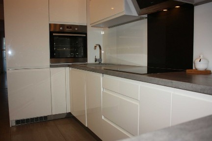 Kawalerka z balkonem, apartamentowiec, winda