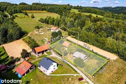 Drewniany dom położony w malowniczej okolicy