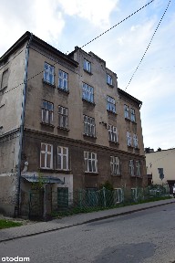 Przestronna kamienica w centrum miasta.