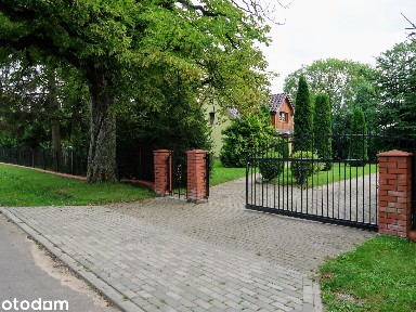 Nieruchomość inwestycyjna 4700 m²: dom + 2 domki, 8 km od Bałtyku
